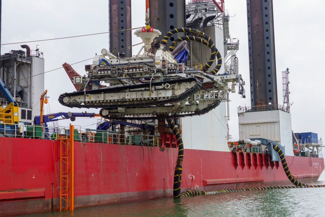 Huge trencher to bury wind farm cables 5 metres below seabed Dutch